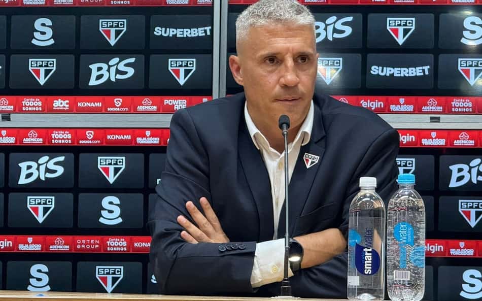 Crespo mantém lucidez e pulso firme mesmo com instabilidade política no São Paulo