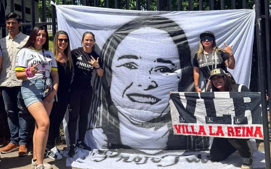 Torcida do Colo-Colo apoia homenageia Tatiele Silveira antes da final do Campeonato Nacional. (Foto: Reprodução/internet)