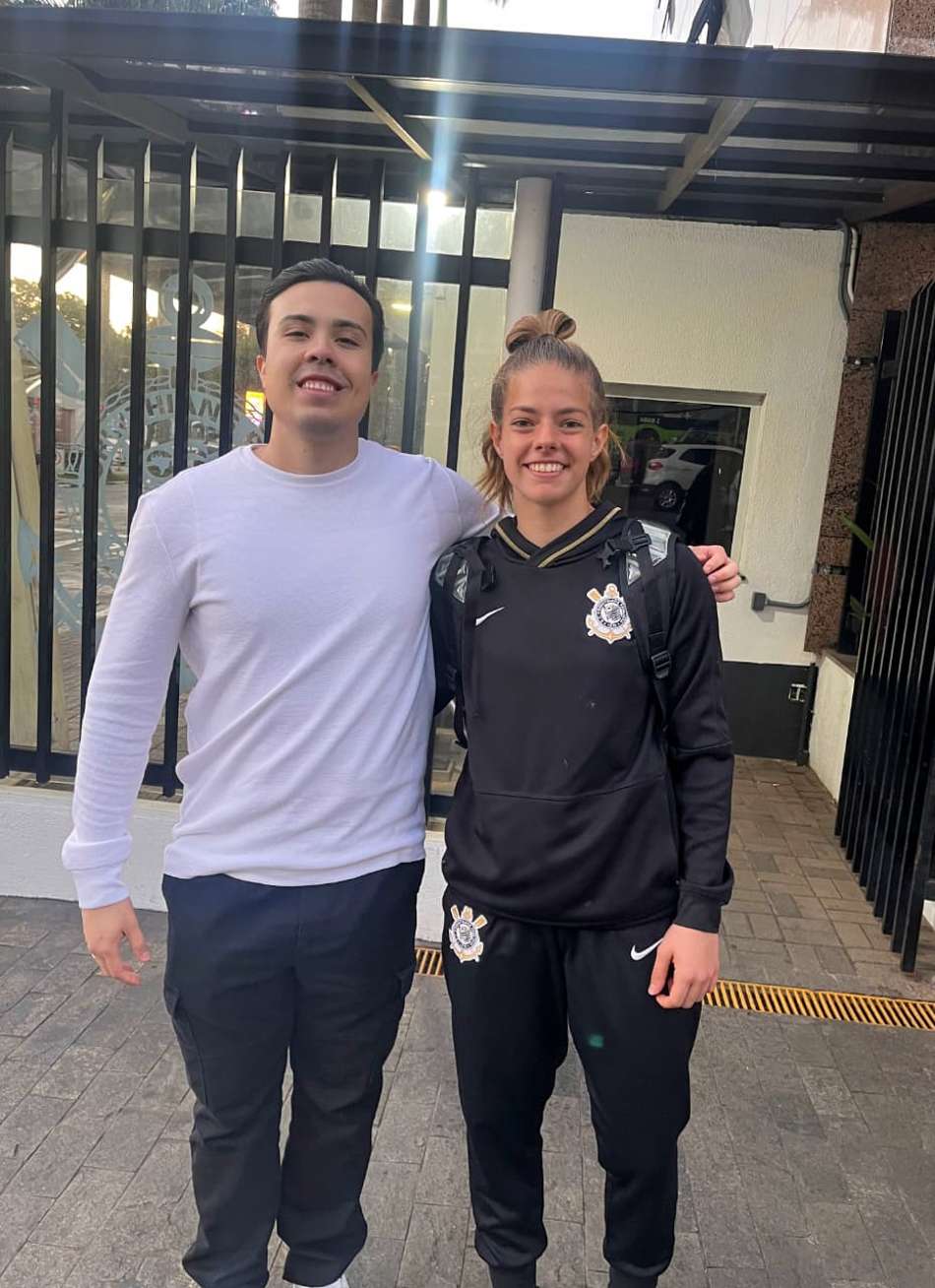 Ana Morganti, goleira do Corinthians, e Luís Felipe Pereira. (Foto: Acervo pessoal)