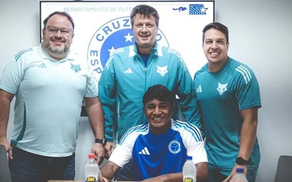 Promessa da base do Cruzeiro assina primeiro contrato profissional