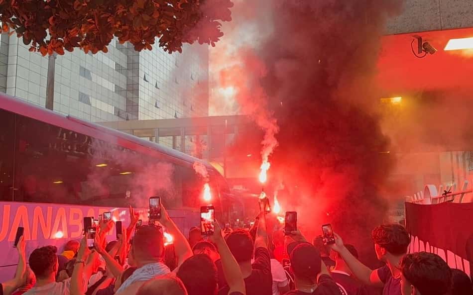 Chegada do Corinthians ao Rio de Janeiro tem sinalizadores e turistas surpresos