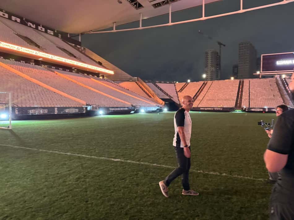 Fábio Santos na Beira do Gramado da Neo Química durante exclusiva com o Lance
