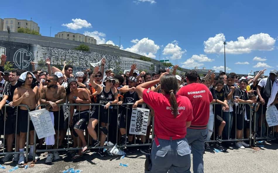 Torcedora sofre convulsão em festa do Corinthians; mais de 200 são atendidos pelos bombeiros