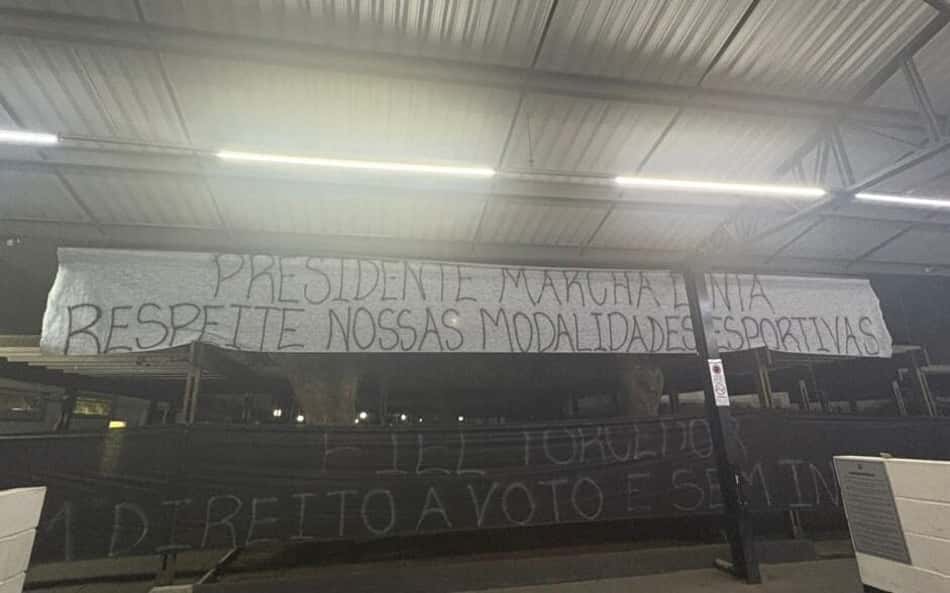 Faixas de protestos no Parque São Jorge (Foto: Reprodução)