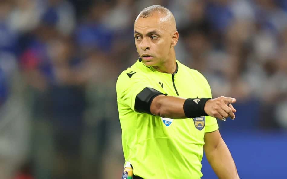 Decisão da arbitragem em Fluminense x Vasco revolta torcedores: 'Normal'