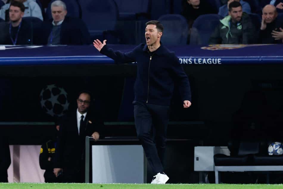 Xabi Alonso no comando do Real Madrid (Foto: Oscar DEL POZO / AFP)