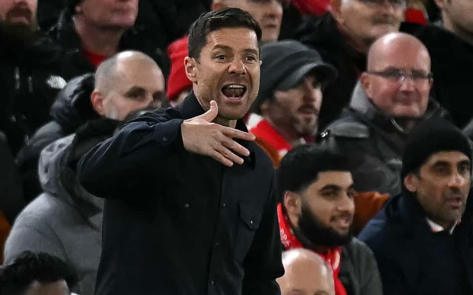 Xabi Alonso no comando do Real Madrid contra o Liverpool, na Champions League