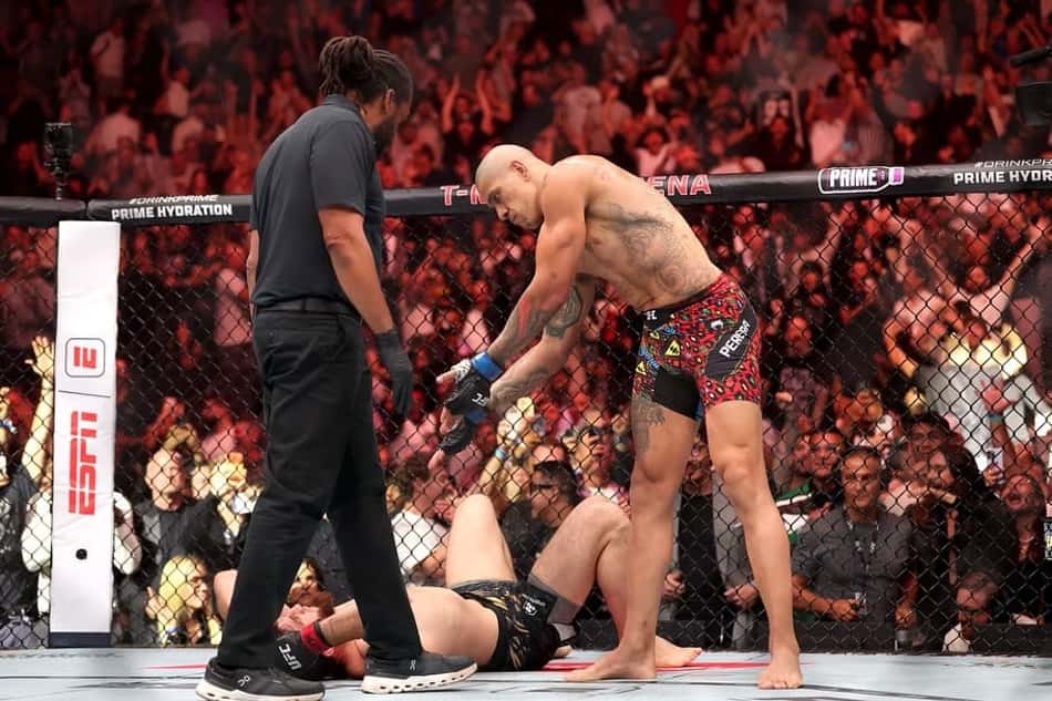 Alex Poatan derruba adversário durante uma luta no UFC