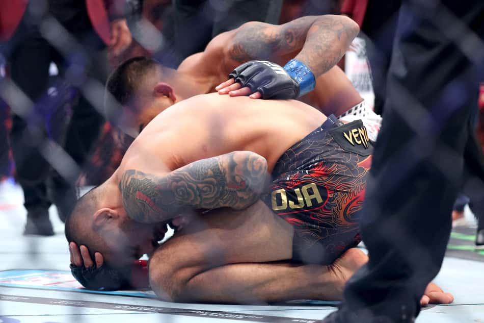Joshua Van e Alexandre Pantoja no UFC 323 (Foto: Ian Maule/Getty Images/AFP)