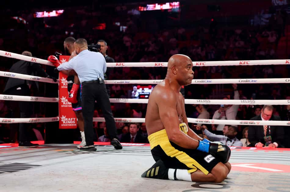 Anderson Silva venceu Tyron Woodley no boxe (Foto: Ed Mulholland/Getty Images for Netflix/AFP)