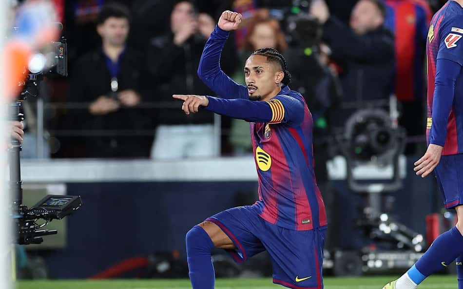 Com gol de Raphinha, o Barcelona venceu o Atlético de Madrid por 3 a 1, por La Liga (Foto: Lluis GENE / AFP)