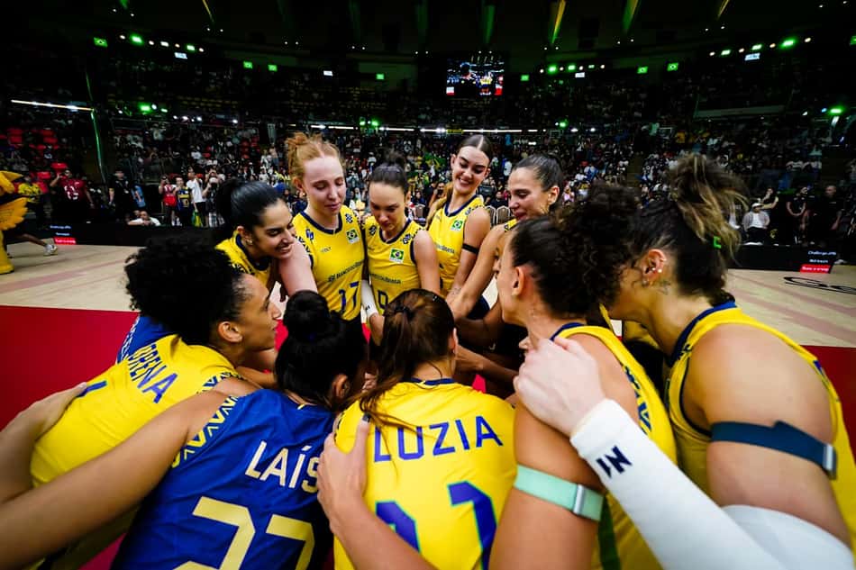 Jogadoras da seleção feminina de vôlei após o Campeonato Mundial