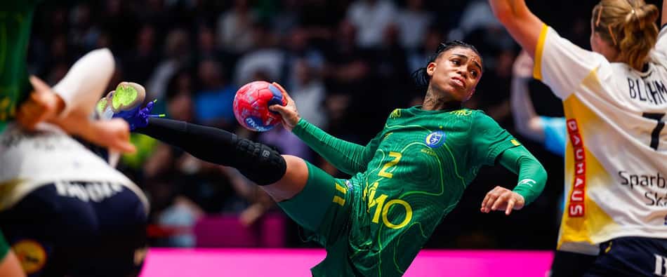 Bruna de Paula, do Brasil, em ação contra a Coreia do Sul no Mundial de Handebol (Foto: Divulgação/ IHF)
