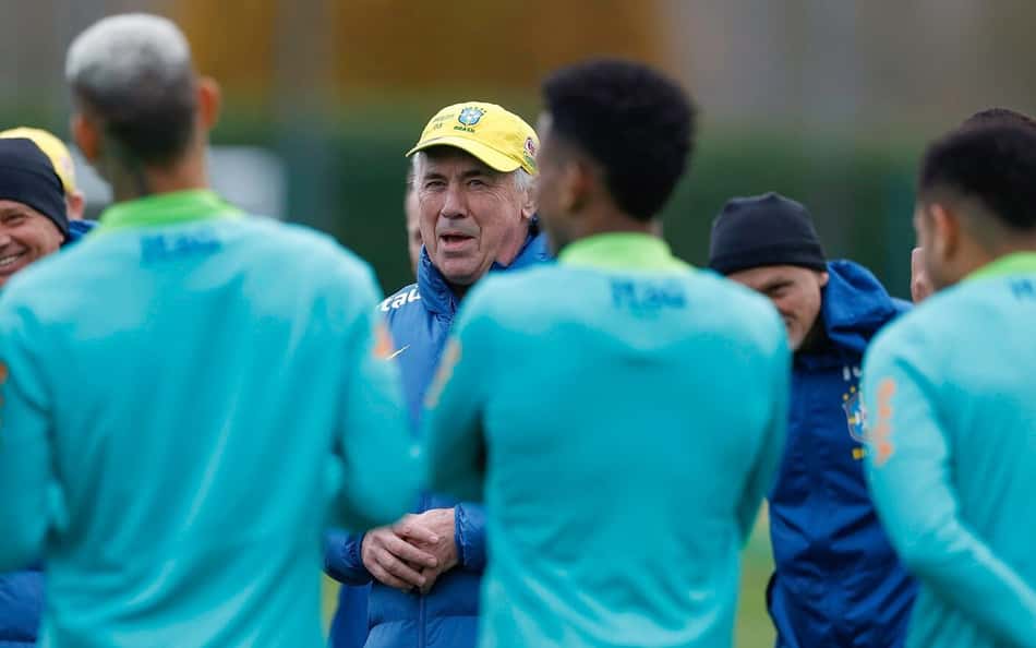 Carlo Ancelotti, técnico da Seleção Brasileira, durante treino em Londres
