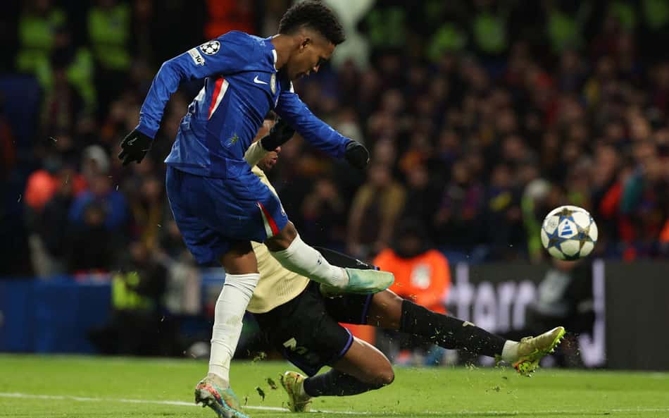 Com golaço de Estevão, o Chelsea venceu o Barcelona por 3 a 0, pela Champions League (Foto: Adrian Dennis / AFP)