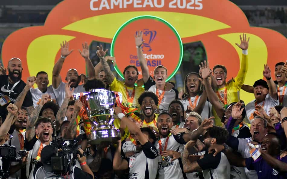 Corinthians levanta a taça de campeão da Copa do Brasil no Maracanã (Foto: Eduardo Carmim/Photo Premium/Gazeta Press)