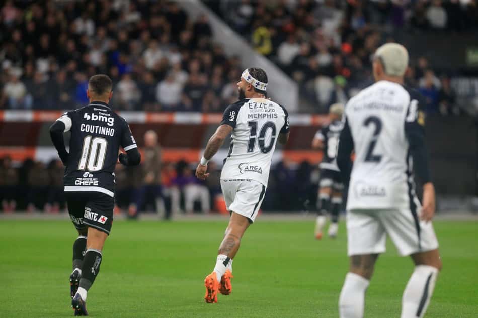 Philippe Coutinho e Memphis Depay irão para mais um duelo, desta vez pela Copa do Brasil