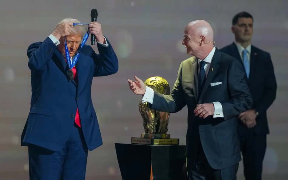 Ao lado de Infantino, Donald Trump recebe Prêmio Fifa da Paz