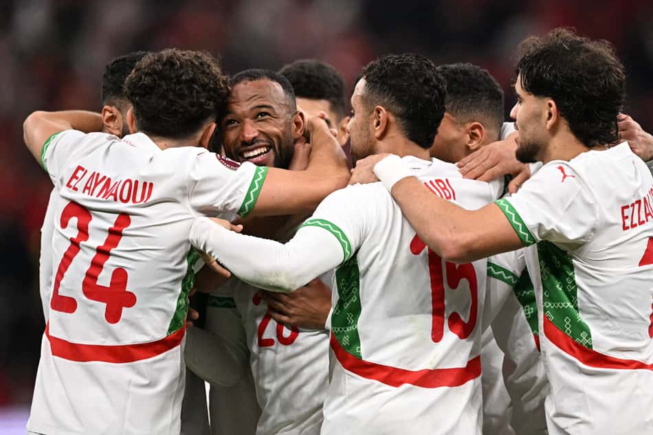 Ayoub El Kaabi comemora o terceiro gol do Marrocos com os companheiros contra a Zâmbia (Foto: Gabriel Bouys/AFP)