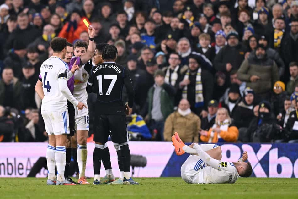 Darren England mostra cartão amarelo a Estevão, do Chelsea, por falta em Gabriel Gudmundsson, do Leeds (Foto: Oli Scarff/AFP)
