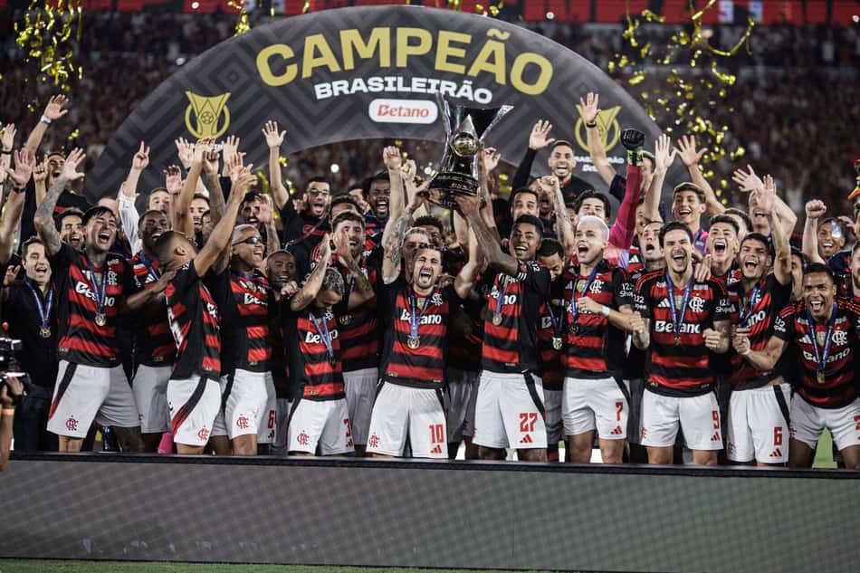 Flamengo levanta o troféu de campeão brasileiro (Foto: André Mourão / Lance!)