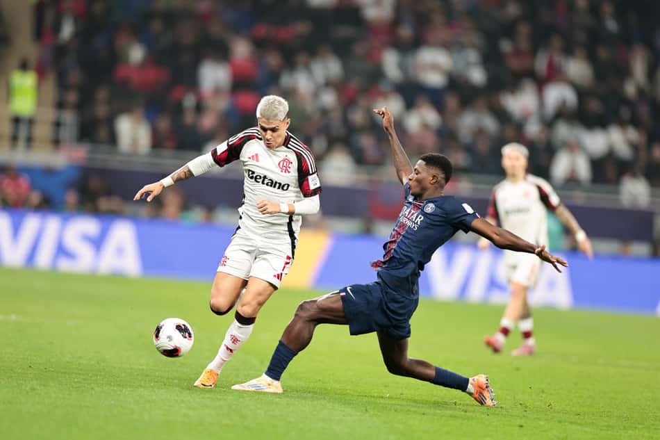 Jogadores de Flamengo e PSG disputam a bola na final da Copa Intercontinental