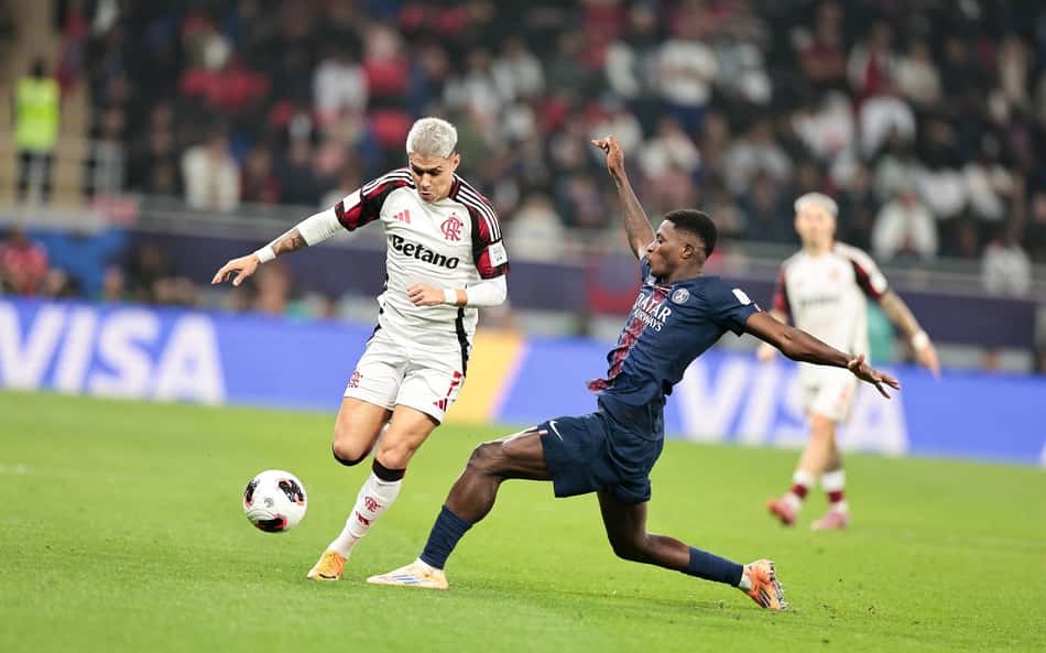 Jogadores de Flamengo e PSG disputam a bola na final da Copa Intercontinental