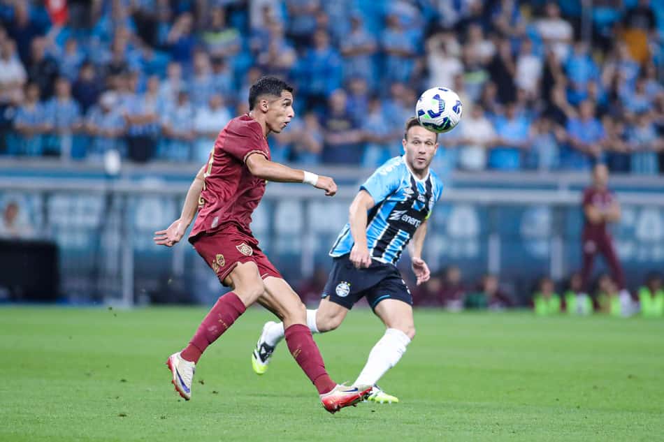 Serna em ação no jogo do Fluminense contra o Grêmio no Brasileirão