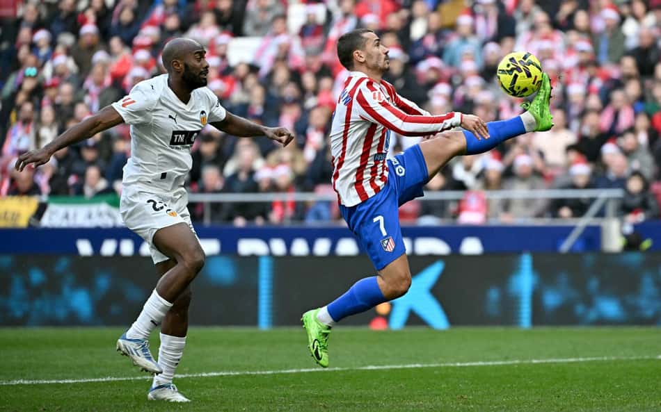 Ex-alvo do Flamengo e gols de lendas: Atlético de Madrid vence o Valencia na La Liga