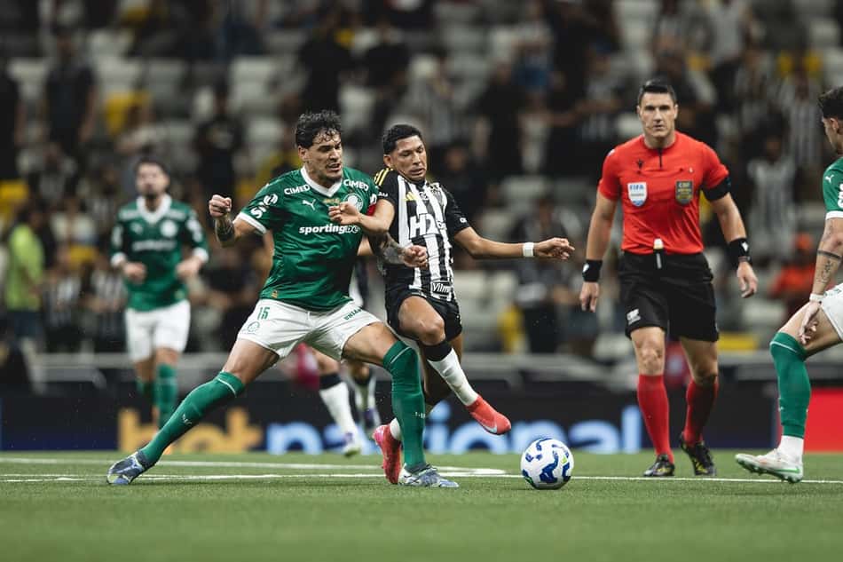 Rony e Gustavo Gómez disputam a bola em Atlético-MG x Palmeiras (Foto: Pedro Souza / Atlético-MG)