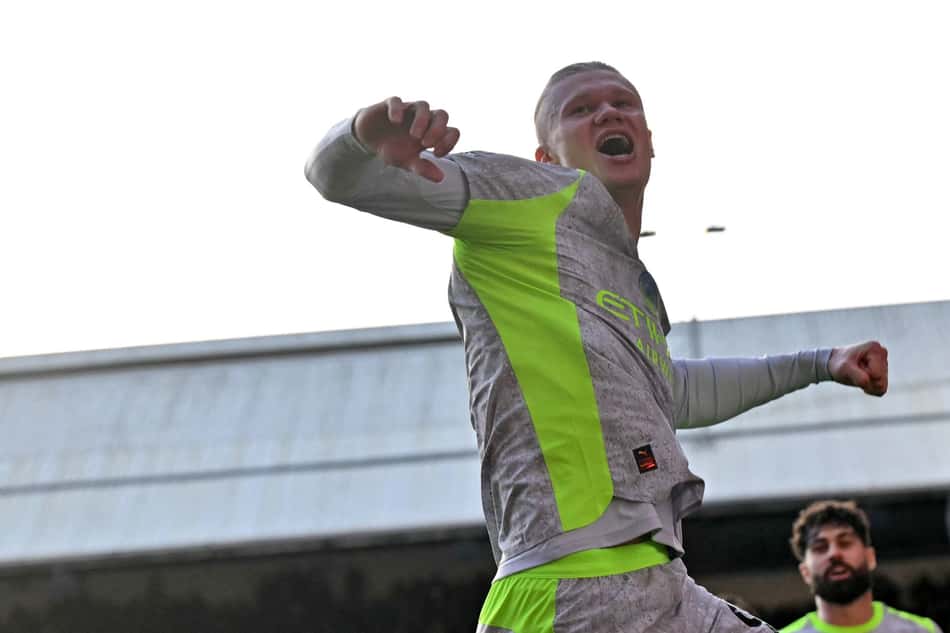 Erling Haaland comemora gol marcado pelo Manchester City contra o Crystal Palace na Premier League (Foto: Glyn KIRK / AFP)