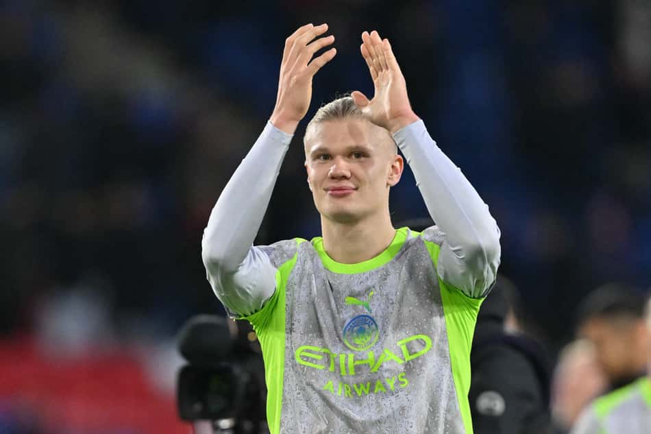 Erling Haaland comemora vitória do Manchester City sobre o Crystal Palace na Premier League (Foto: Glyn KIRK / AFP)