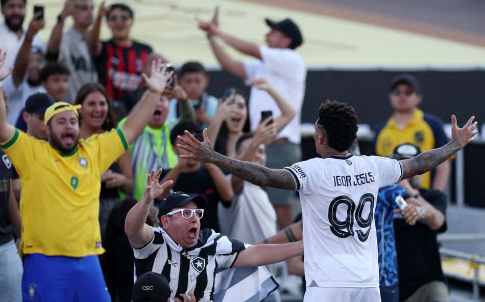 Igor Jesus comemora seu gol no jogo do Botafogo contra o PSG