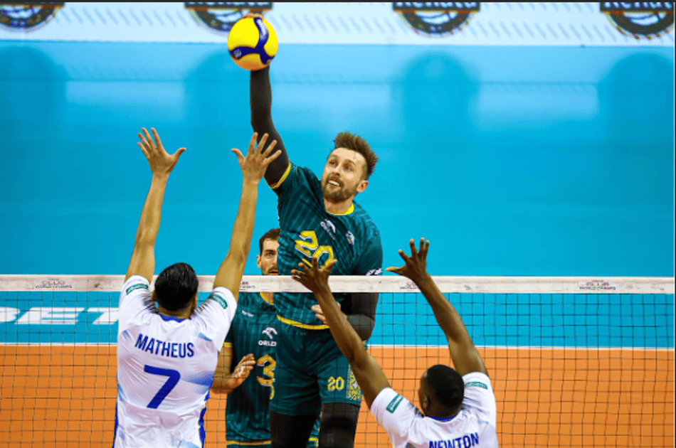 Matheus e Newton, do Campinas, tentam parar o ataque polonês (Divulgação)
