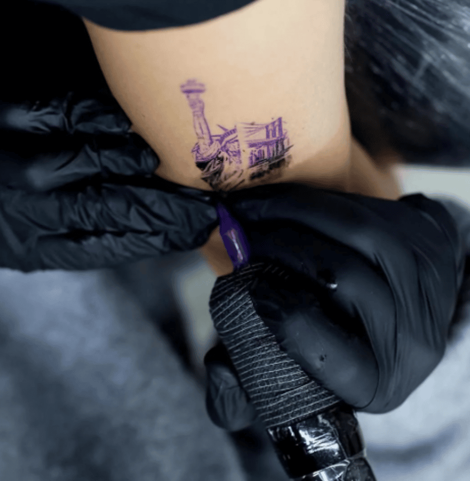 Carlos Alcaraz tatua a Estátua da Liberdade e a Ponte do Brooklyn (Reprodução)