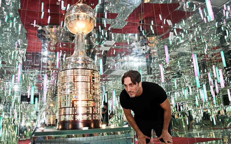 Zubeldía observa taça da Libertadores do Fluminense (Foto: Mailson Santana/Fluminense FC)