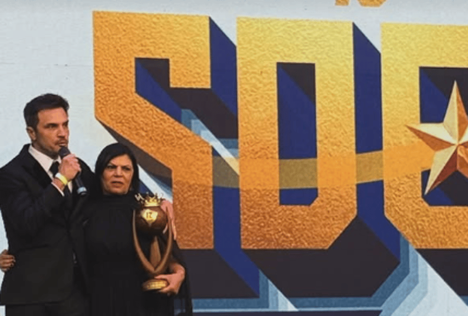 Falcão ao lado da mãe, na premiação do Sou do Esporte