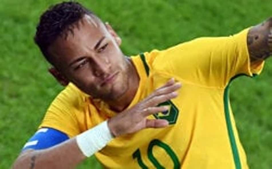 HOME - Brasil x Alemanha - Futebol Rio-2016 - Neymar faz raio de Bolt (Foto: AFP)