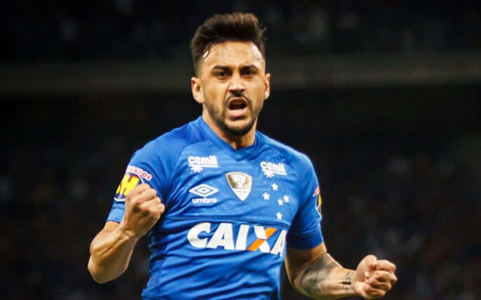 Prestes a completar 100 jogos pelo Cruzeiro, Robinho valoriza classificação às quartas de final na Copa do Brasil