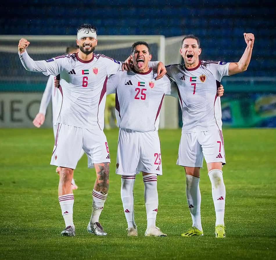 Jadsom ao lado de Caio Canedo e Mohammad Ghorbani após vitória do Al-Wahda (Foto: Flickr/Al-Wahda) 
