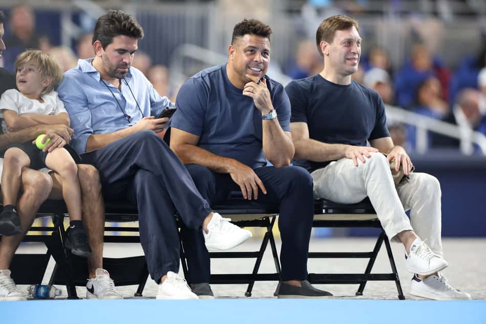 Ronaldo assiste ao jogo-exibição entre João Fonseca e Carlos Alcaraz em Miami (Tomas Diniz Santos /AFP)