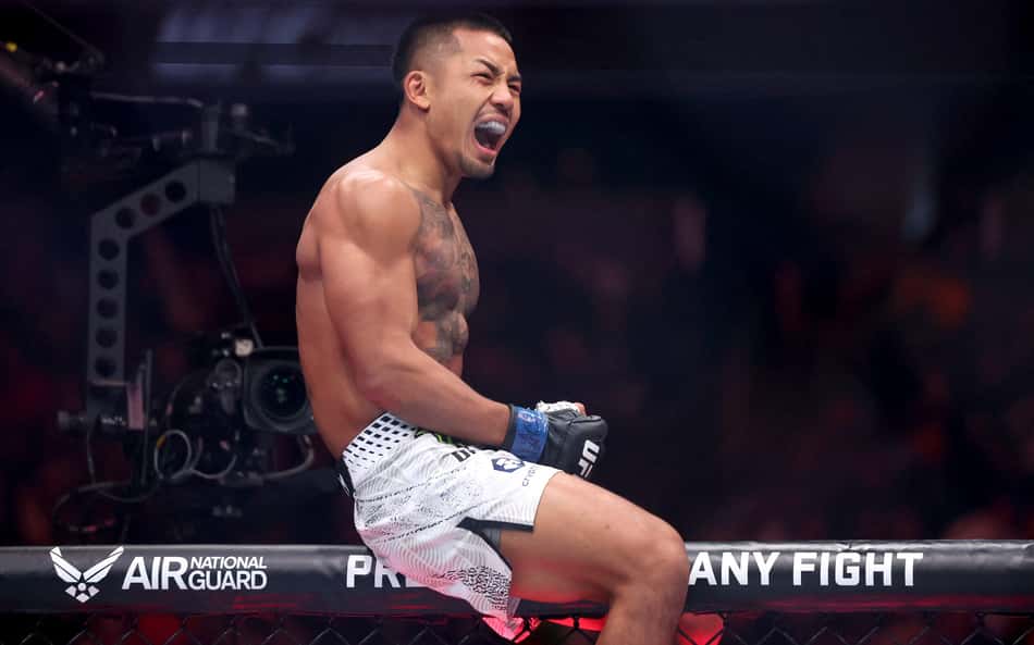 Joshua Van conquistou o cinturão dos moscas no UFC após lesão de Alexandre Pantoja (Foto: Ian Maule/Getty Images/AFP)