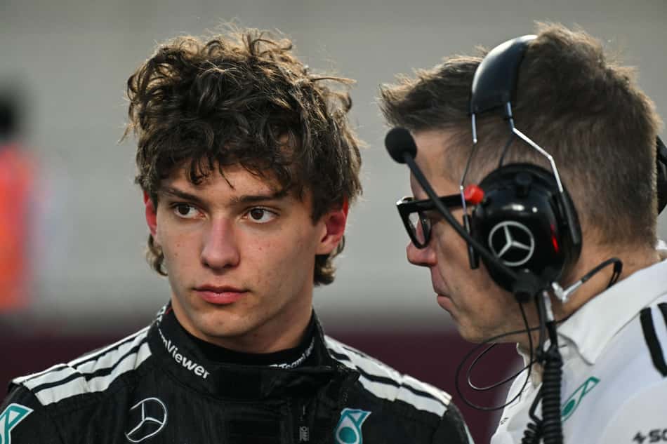 Kimi Antonelli durante o GP do Catar pela F1 2025 (Foto: Andrej ISAKOVIC / AFP)