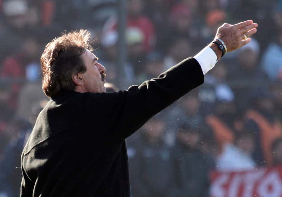 Premier League: Ricardo La Volpe, técnico conhecido pela saída de bola armada com dois zagueiros e um volante recuado, gesticula à beira de campo (Foto: Acervo/Lance!)