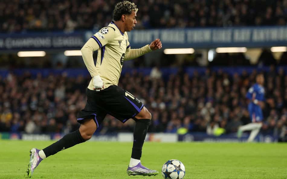 Lamine Yamal em ação no duelo entre Chelsea e Barcelona, pela Champions League (Foto: Adrian Dennis / AFP)
