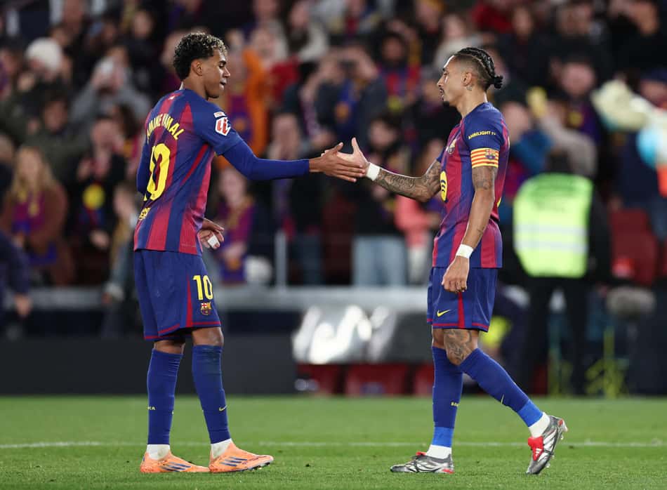 Lamine Yamal e Raphinha comemoram gol do Barcelona sobre o Osasuna no Camp Nou (Foto: Josep LAGO / AFP)