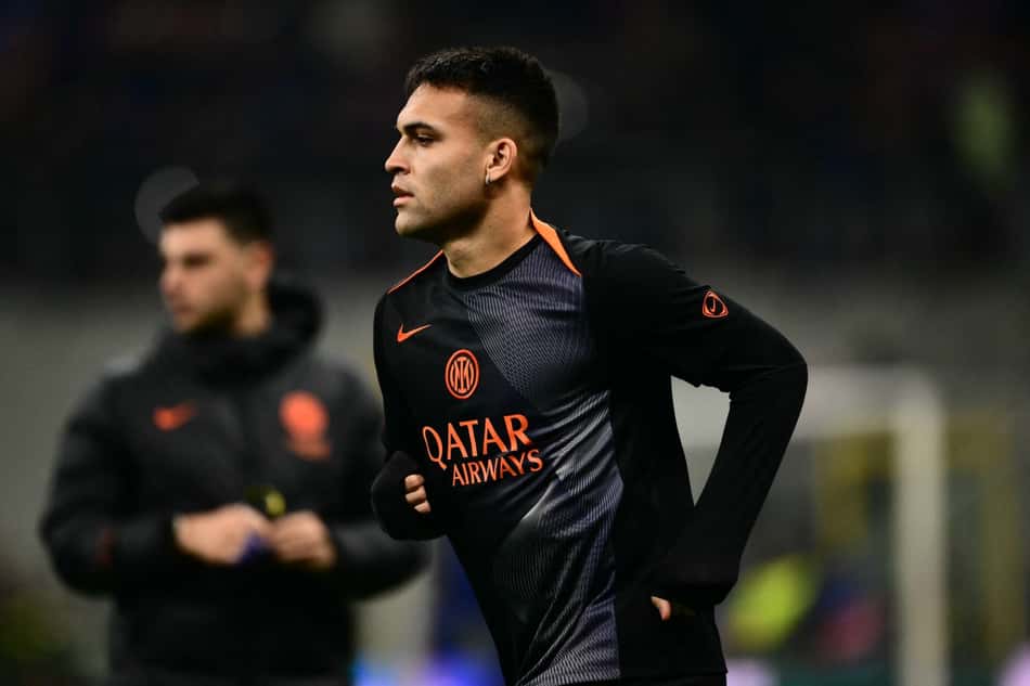 Lautaro Martínez aquece antes de Inter de Milão x Liverpool (Foto: Marco Bertorello / AFP)