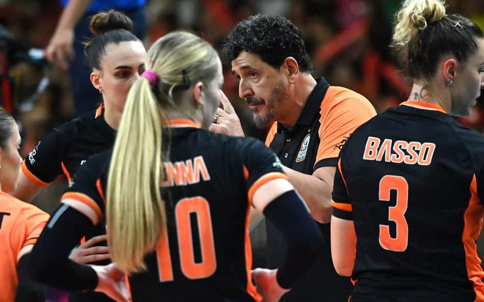 Luizomar de Moura orienta equipe durante estreia no Mundial