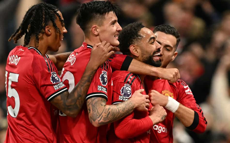 Jogadores do Manchester United comemoram gol de Matheus Cunha sobre o Brighton na Premier League (Foto: Oli SCARFF / AFP)