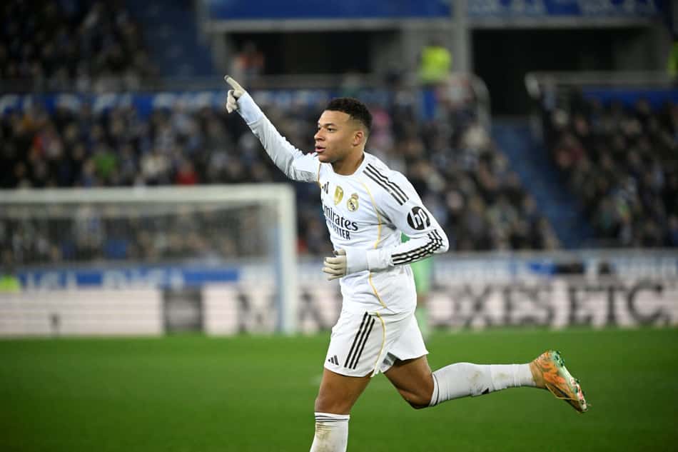 Mbappé comemora seu gol no jogo do Real Madrid contra o Alavés
